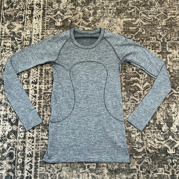 lululemon athletica Tops - Women’s Lululemon Athletica Shimmery Grey/ Silver Long Sleeve Swiftly Tech sz 6